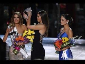 The job fell to last year's Miss Universe to remove the mistakenly awarded crown from Miss Colombia's head.