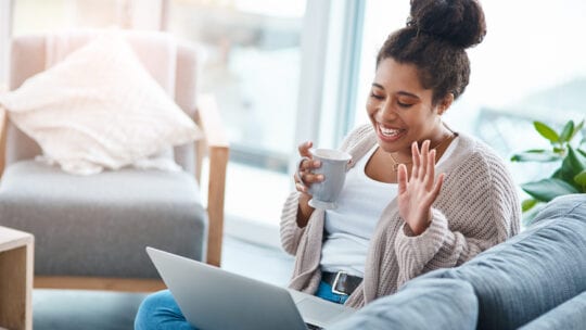 woman talks to mentor on phone