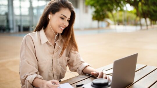 latin woman on a computer using artificial intelligence