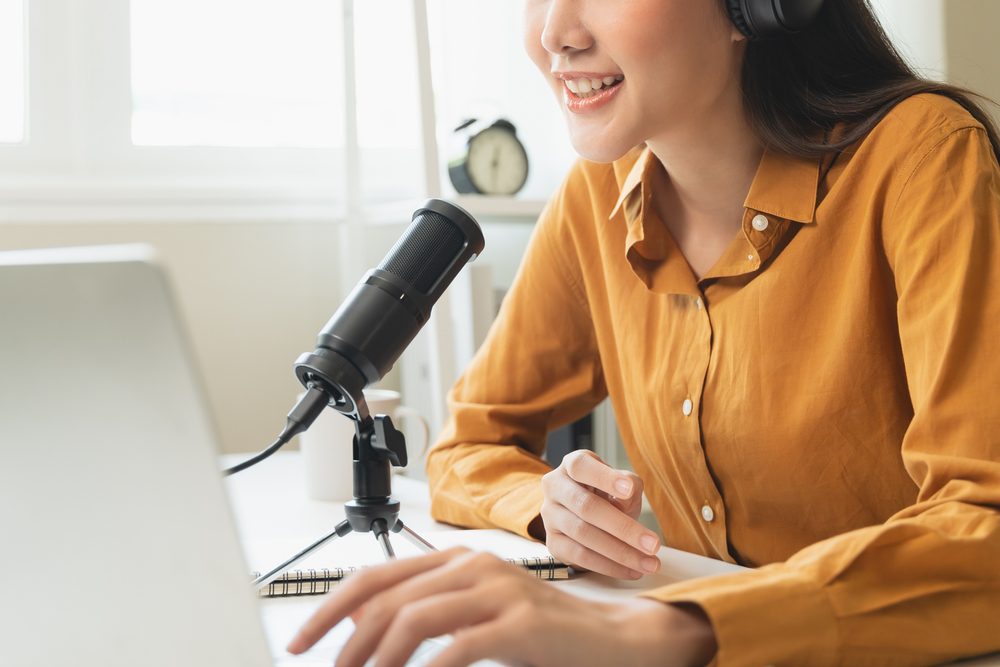 Why Podcast Show Notes Win at GEO and Earned Media